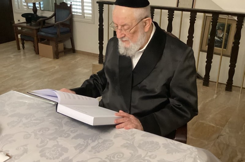 הגרי''מ לאו שליט''א קיבל היום בנועם רב את הספר הנפלא 