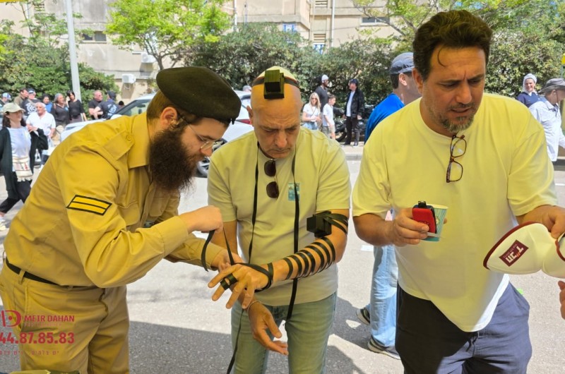 אהרון גרוזמן, חסיד חב״ד ממגדל העמק, מניח תפילין לכל באי יום הזיכרון בית העלמין הגדול הצבאי בחיפה. צילום: מאיר דהן