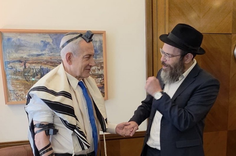 40 דקות של תפילה: נתניהו הניח בתפילין שקיבל מהשליח