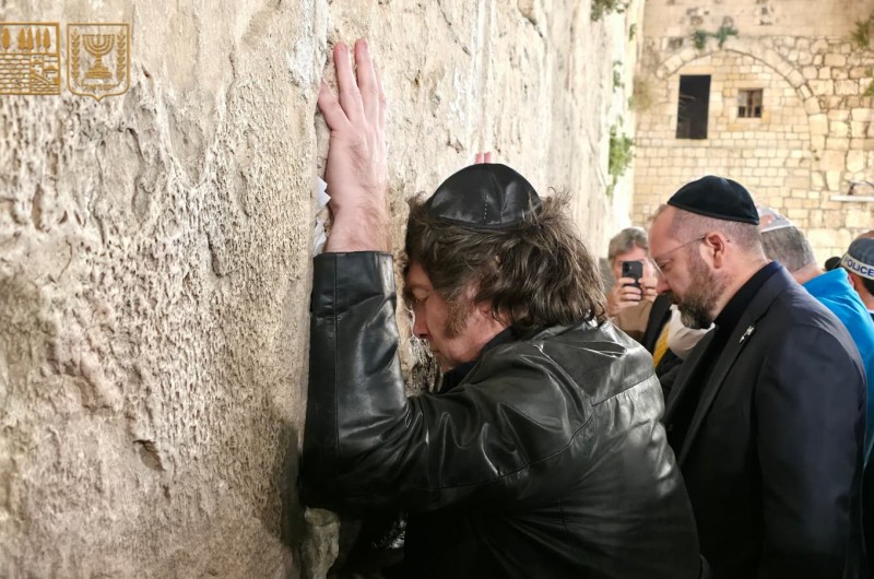 נשיא ארגנטינה חתם ביקורו בכותל: 