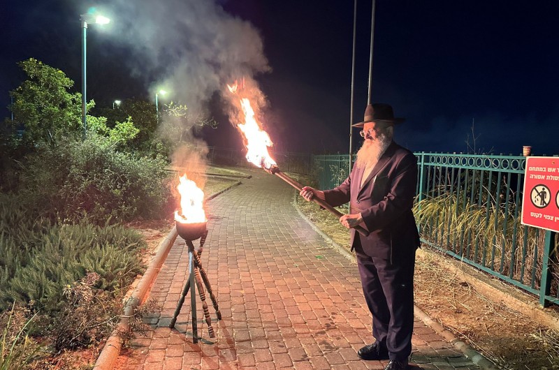 שליח הרבי לעמנואל ואזור השומרון הרב יהודה אלחרר בהדלקת נר זיכרון, בטקס יום הזיכרון ביישוב החרדי עמנואל