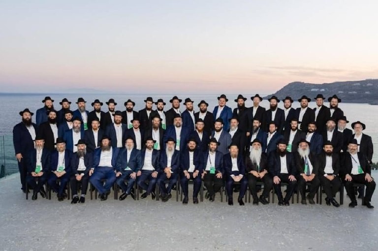 שלוחי הרבי למדינות אפריקה ואירופה, שהתכנסו באי מיקונוס ביוון לכינוס אזורי, בתמונה משותפת 