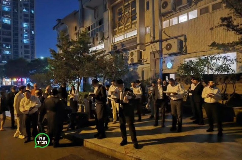 מחזה נדיר בסין: קידוש לבנה ברחובה של עיר, בחצר בית חב''ד בעיר פושאן, בראשות השליח הרב גדי לוזון