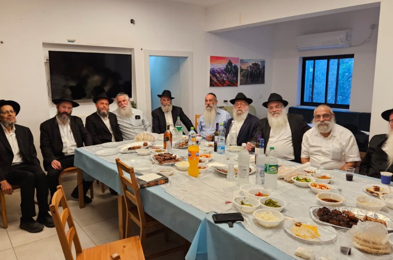 לרגל 40 שנה: שליח הרבי בקרית שמונה הרב יגאל ציפורי אירח את בני-כיתתו, חברי 'קבוצה' תשמ