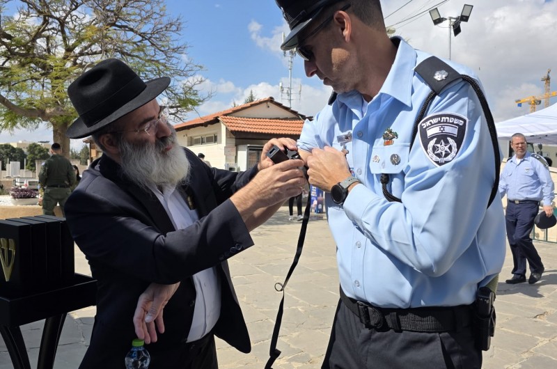 בבית העלמין: שליח הרבי בלוד זיכה רבים במצוות התפילין
