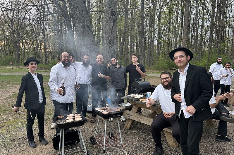 תלמידי ישיבת 'תפארת בחורים' במוריסטאון ניו ג'רזי מציינת את פתיחת הזמן החדש, זמן קיץ, בביקור בפארק הלאומי המקומי עם משחקים וברביקיו