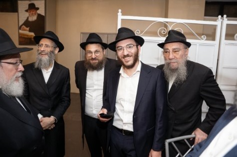 באולם ליובאוויטשע ישיבה בשכונת קראון הייטס נערכה שמחת ה'לחיים' של החתן התמים נחום וינברג מלונג איילנד ניו יורק, עב