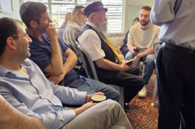 הרב יעקב גלויברמן בניחום אבלים בבית משפחת משפחת שיף, על פטירת ראש המשפחה, ידיד נפש, שאול שיף ע