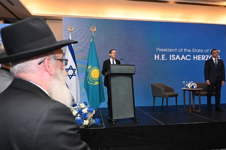 שליח הרבי בקזחסטן הרב ישעיה אלעזר כהן מלווה את נשיא המדינה יצחק (בוז'י) הרצוג המבקר בימים אלו בביקור בקזחסטן שם נפגש עם הנשיא המקומי (צילום: חיים צח/לע