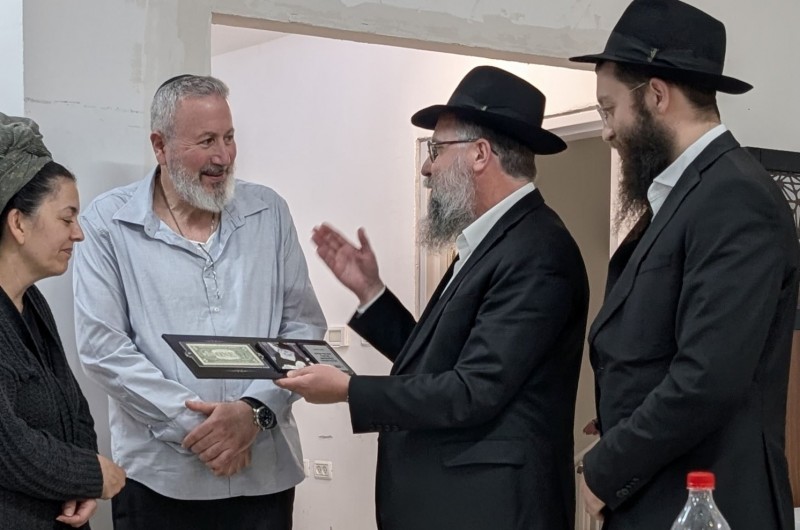 ההורים ששכלו בן בלבנון קיבלו דולר של הרבי ב'שלושים'
