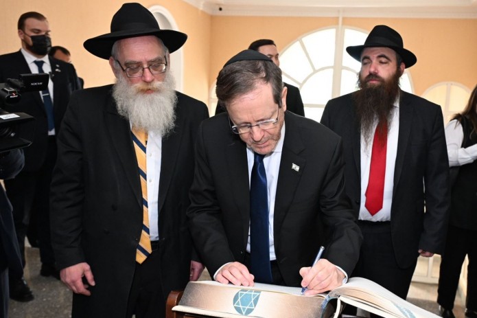 הרצוג בקזחסטן: ״פעילות חב״ד כאן ובכל העולם היא מדהימה״