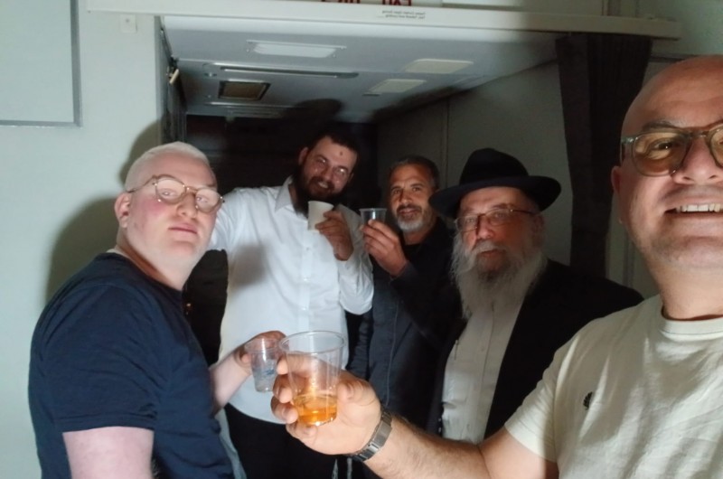 התוועדות במטוס: קבוצה מקורבי בית חב״ד קריית גנים באר שבע המריאה יחד עם השליח מענדי מקוביצקי לחצרות קודשינו 770 שבניו יורק. אל הקבוצה הצטרף השליח הראשי לעיר הרב זלמן גורליק