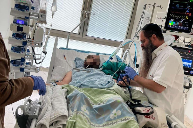 'בכל לבבך': הרב עמית פליישר משלוחי הרבי בבית הרפואה 'בילינסון' בפתח תקווה, בזיכוי המאושפזים בהנחת התפילין היומית