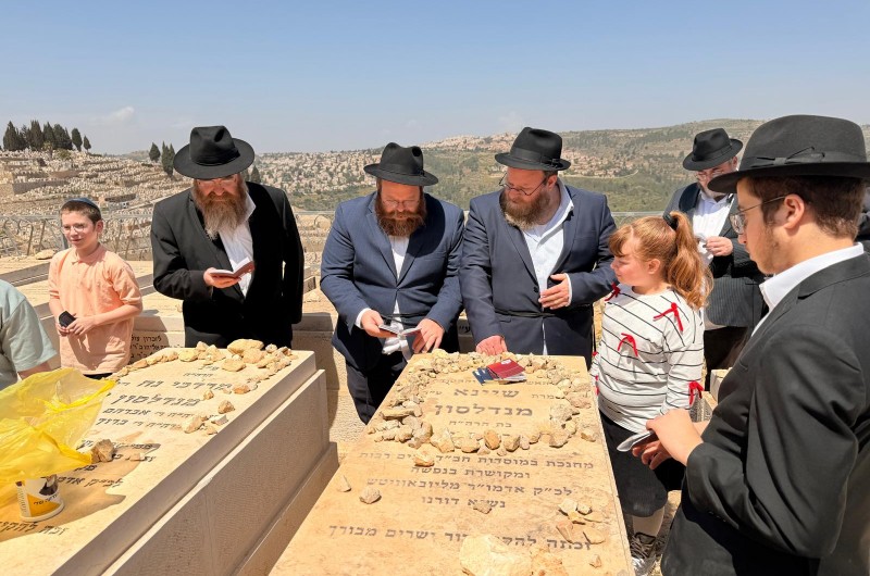בני משפחת מנדלסון עלו הבוקר ל'הר המנוחות' בירושלים, לתפילה בקברה של האם מרת שיינא ע