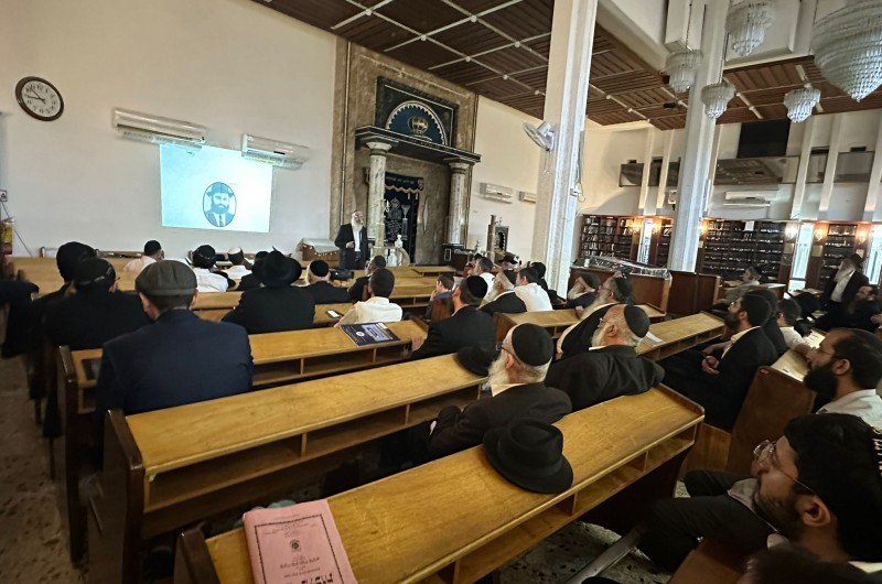 הרב מנחם מינצברג בהרצאה בבית הכנסת המרכזי בקרית מלאכי, בהרצאה על יחס הרבי לציונות ול