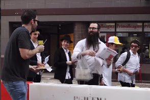 הקומיקאי ניסה לשעשע עם חב