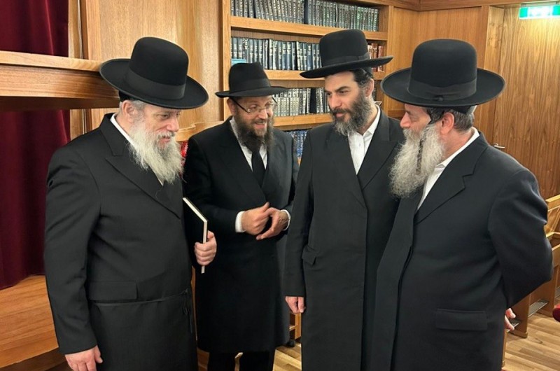 ראש העיר בני ברק חנוך זיברט ועסקן אגודת ישראל מוטי בבציק בביקור בבית חב''ד בגרמניה, מלווים בשליח הרב יהודה טיכטל ובשליח הרב ברנדוין 