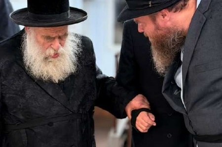 גאב״ד מאקאווא בתפילה באוהל הק׳, הלילה, כמנהגו בכל עת הגעתו לניו יורק, מלווה בעסקן החסידי ר׳ דודי פרקש