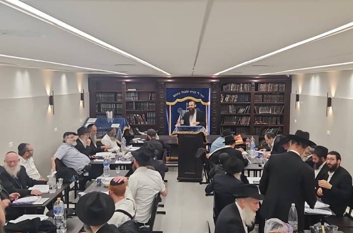 עשרות מחברי קהילת חב״ד ברחובות שקועים בלימוד הלכות ברכות הנהנין במסגרת 