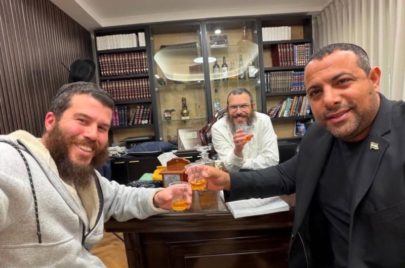 השליח בקטמון-המושבה בירושלים הרב אור זיו בלימוד חברותא ופגישה חסידית עם חבר הכנסת לשעבר אביר קארה והבלוגר איתי אריכא 