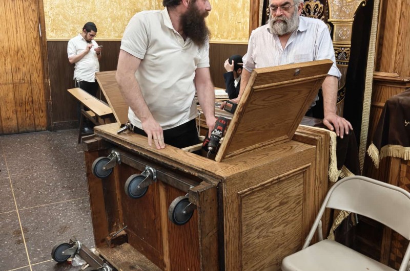 במת קריאת התורה ב'זאל הקטן' שבבית חיינו 770 שבניו יורק, עוברת שיפוץ וחידוש לטובת המתפללים ובאי בית הכנסת 