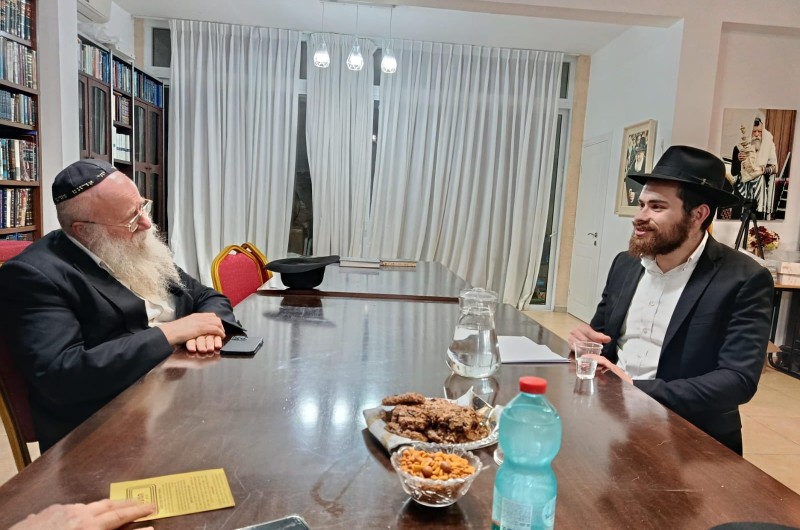 רגע לפני היציאה לשליחות והפצת המעיינות בשכונת 