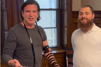 לאחר ניצחון גדול וחשוב: היזם היהודי הפילנתרופי דייוויד אדלמן, הבעלים של קבוצת הכדורסל 'פילדלפיה 76' מפנסילבניה, הניח תפילין בלשכתו עם התמים יוסי פארו שהגיע בטיסה מיוחדת מניו-יורק
