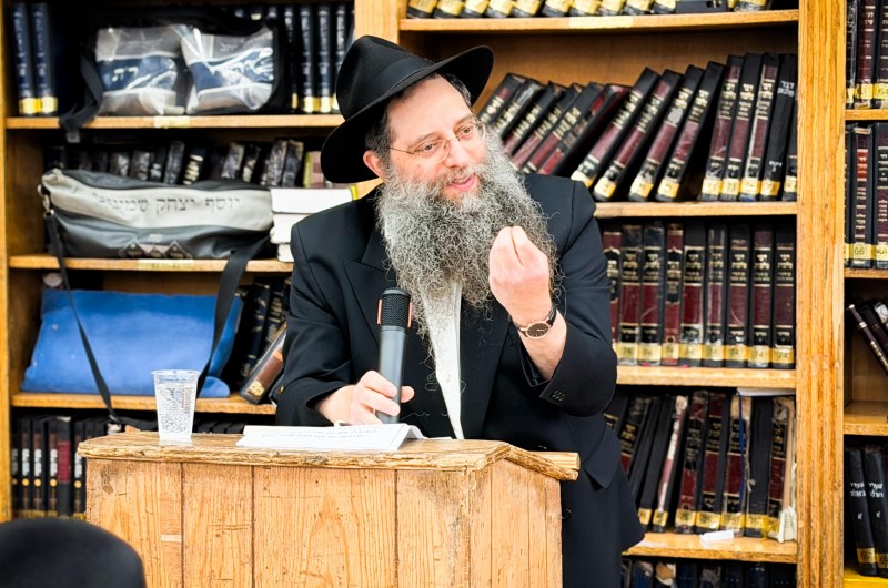 הרב פסח שמערלינג מסר את השיעור השבועי ב770