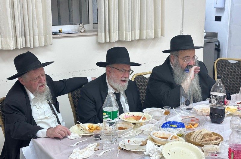 במרכז תל אביב: התוועדות י''ג אייר ופסח שני, בהשתתפות מקורבים, אנ