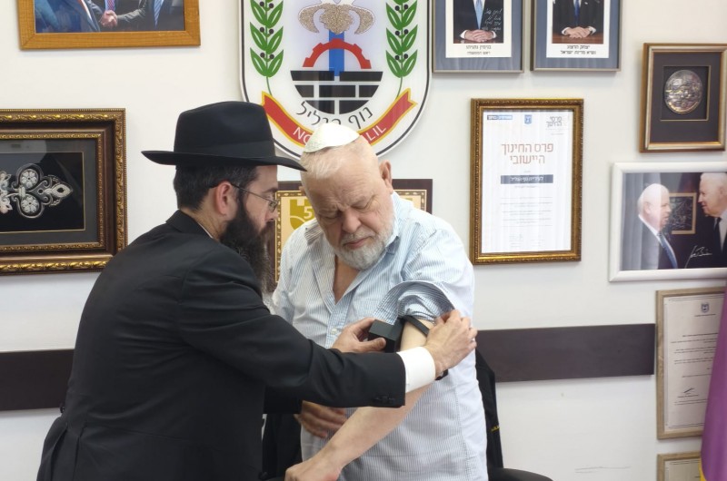 הרב מנדי נחשון שנבחר השבוע ברוב מוחץ לרב העיר נוף הגליל הגיע ביום שישי להודות לראש העיר רונן פלוט על התמיכה וכשליח אמיתי והניח לו תפילין