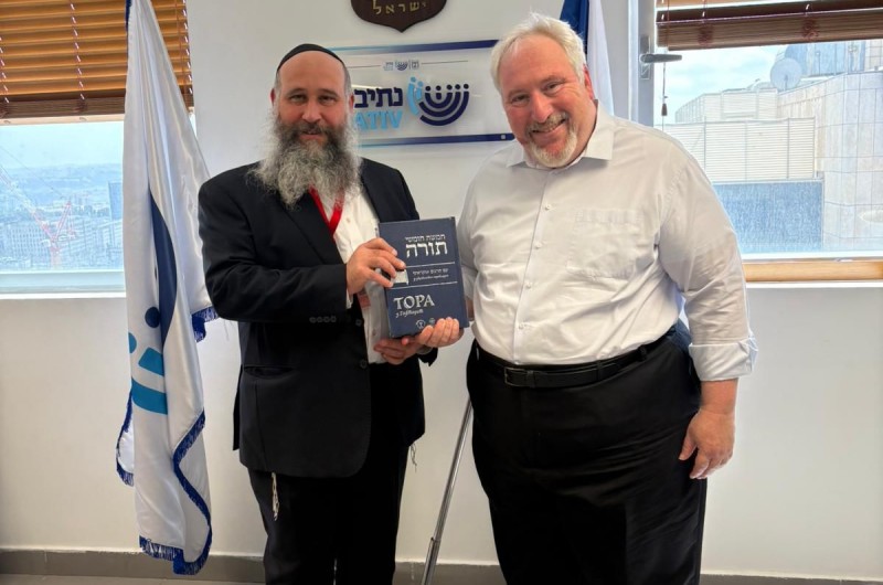 אלון שוהם יו״ר ׳נתיב׳ נפגש עם יו״ר הקהילות היהודיות באוקראינה הרב מאיר סטמבלר וקיבל את החומש המתורגם לאוקראינית.  השתתפו גם ר׳ פנחס מור ור׳ יוסי שיף