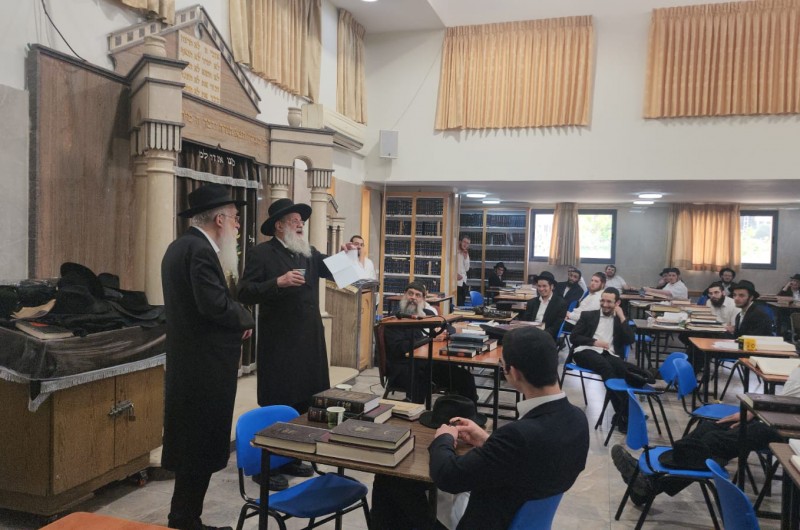ירושלים: הרבנים רוט וזליברשטרום הכינו את התמימים לתהלוכה
