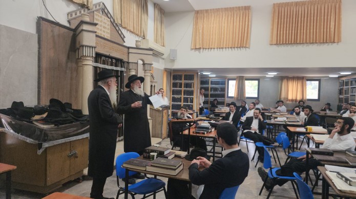 ירושלים: הרבנים רוט וזליברשטרום הכינו את התמימים לתהלוכה