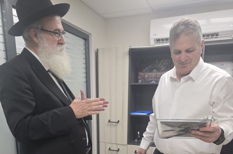 בפגישה עם הרב שמעון אייזנבך ורעייתו לאה, קיבל שר החינוך יואב קיש דולר של הרבי. השר ציין כי ביקורו האחרון בבית הספר חב