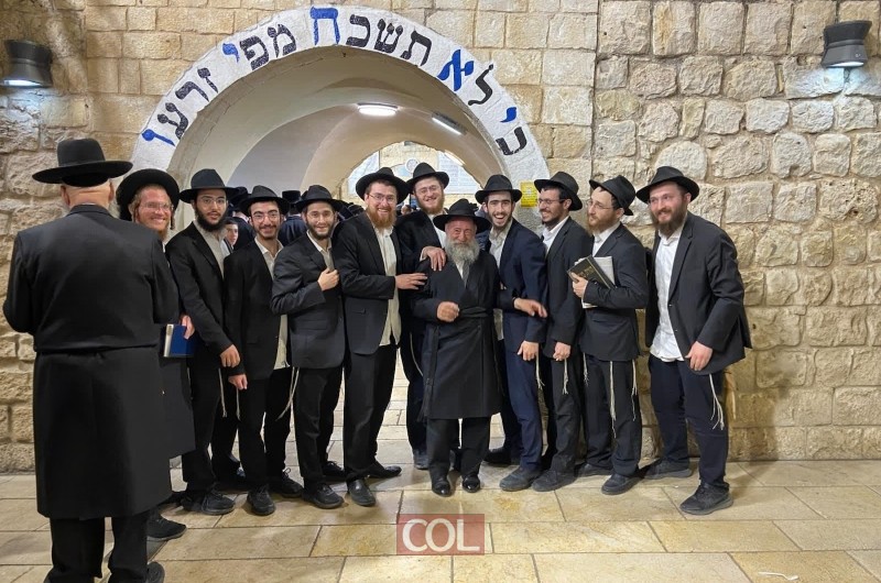 התלמידים השלוחים ב'תורת אמת' שבירושלים נסעו להתפלל בקבר אחיו של הרבי - ר' ישראל אריה לייב ז