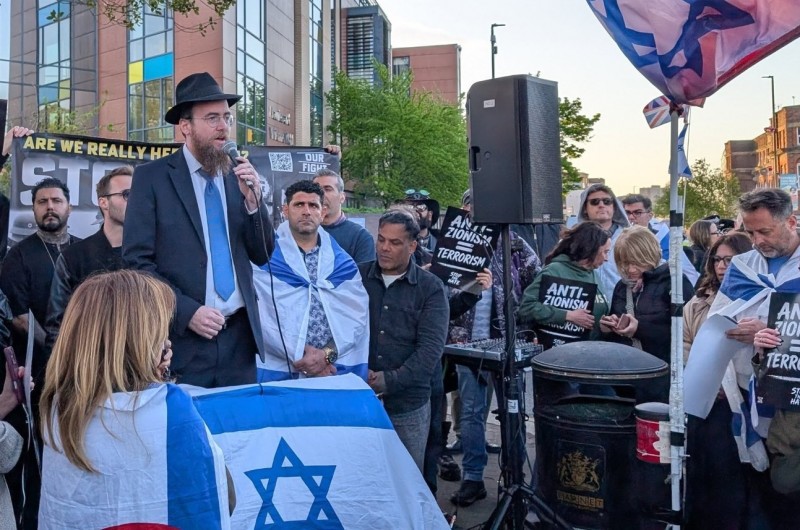 דיי לאנטישמיות: הרב שניאור גליצנשטיין שליח הרבי לקהילה הישראלית בלונדון שבאנגליה, בהפגנה של יהודי העיר לאחר פיגוע הדקירה בו 2 גברים יהודים נדקרו באור היום ברחוב ונפצעו קשה בסמוך לבית כנסת