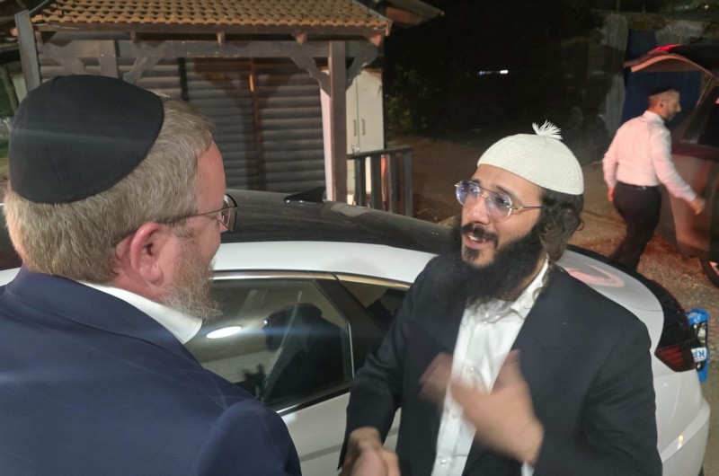 הראפר הזמר והיוצר אלייצור, בביקןר במרכז החסד במירון 'חסדי שבתאי', בשיחה עם יו