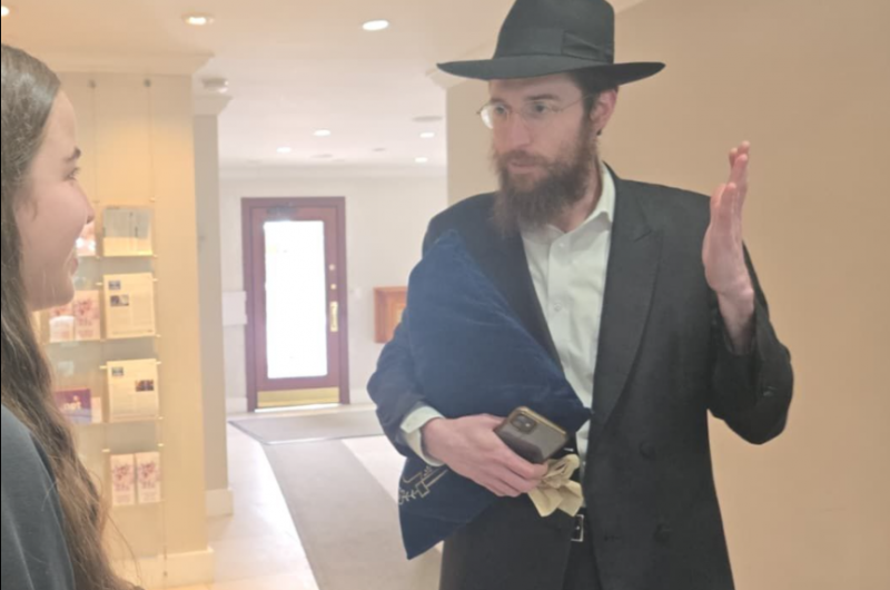 השליח הרב לוי גליצנשטיין באלסקה מודה לשורדת השבי אגם ברגר, במתחם הסמוך לאוהל הק', על ההשראה והחיזוק בתורה ומצוות שהעניקה לאלפי יהודים ברחבי העולם