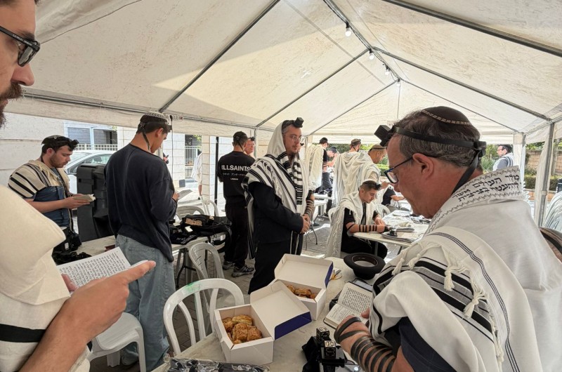 בימי ה'שבעה': שליח הרבי ליווה את משפחת החייל שנפל בלבנון