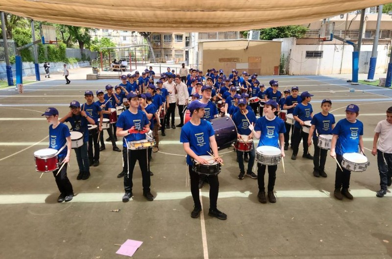 לבושים כחול: להקת המתופפים של תלמידי תלמוד תורה חב״ד רחובות בחזרה גנרלית לקראת רצף תהלוכות ל״ג בעומר שבהם ישתתפו ברחבי העיר ובאזור, ובראשם התהלוכה המרכזית הערב | כך זה נראה 