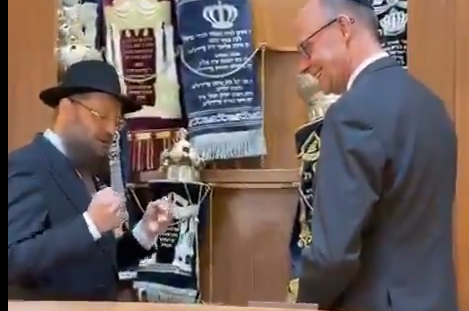 רגע מצמרר: הקנצלר הגרמני שר 