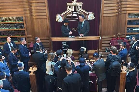 תקדימי: הקנצלר וצמרת השלטון הגרמני הגיעו לבית חב