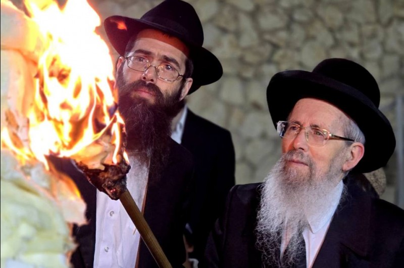 חבר בין דין רבני חב״ד ורבה של נוף הגליל הרב ישעיהו הרצל שליט״א בהדלקת מדורת ל״ג בעומר, לצד רב העיר החדש מחליפו הרב מנחם מענדל נחשון 