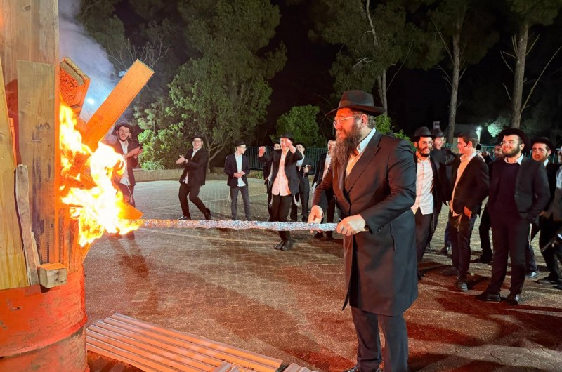 ראש ישיבות צעירי השלוחים בצפת הרב זלמן קפלן בהדלקת מדורת ל״ג בעומר בחצר הישיבה 