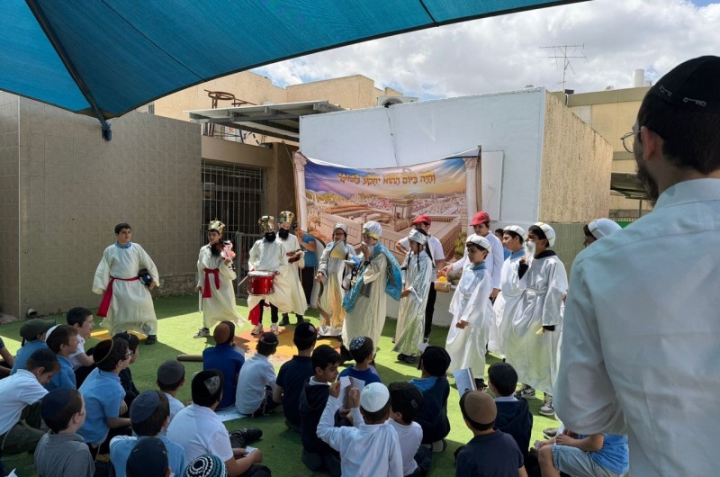 עם טנק מרשים: תהלוכת ל״ג בעומר ברחובותיה של נס ציונה 