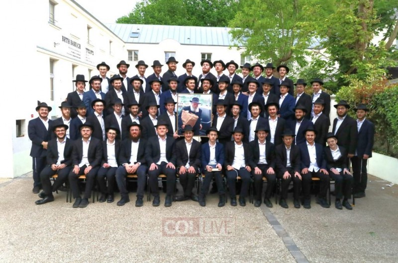לקראת סיום מסלול הלימודים: תלמידי שיעור ג' בישיבת תומכי תמימים ברינוואה שבצרפת בצילום קבוצתי בחצר הישיבה