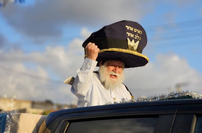 המוצג המרהיב והמושקע, כמיטב המסורת, של הרב בומי פרידלנד בתהלוכה בנחלת הר חב״ד. השנה - חייל צה״ל לצד אברך חסידי וישראלי שאינו שומר מצוות. ברכנו אבינו כולנו כאחד