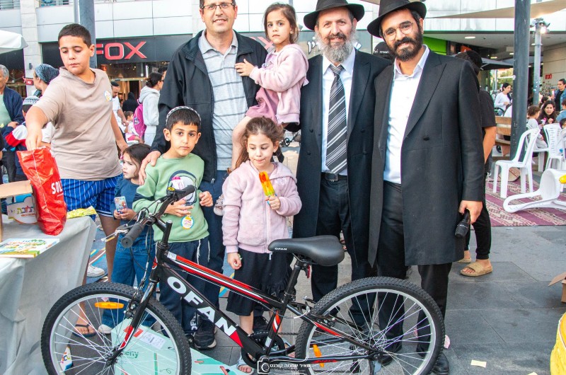 כמיטב המסורת: מאות ילדים בתהלוכת ל
