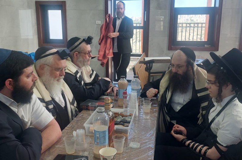 הנחת תפילין לת' עמרם ליכטר, בנו של הרה