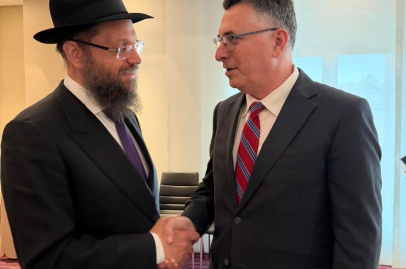 שר החוץ גדעון סער לשליח הרבי בברלין: 